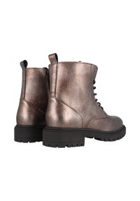 Botines de tobillo de bronce metálico con acabado texturizado, cordones negros y suela robusta negra. Cierre lateral para un fácil vestir.
