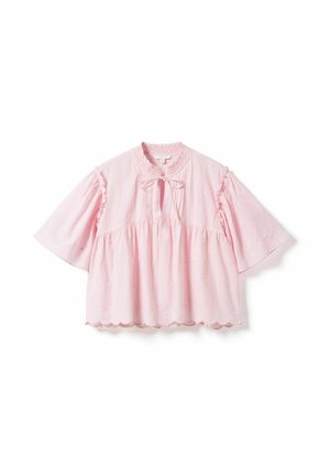 Blouse rose clair avec ourlet festonné, manches courtes larges, fermeture à nouer au col à volants, et motif brodé subtil.