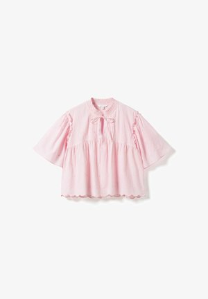 Blouse rose clair avec ourlet festonné, manches courtes larges, fermeture à nouer au col à volants, et motif brodé subtil.