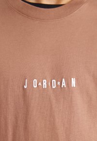 Jordan AIR CREW - Marškinėliai su spaudiniu - archaeo brown/white