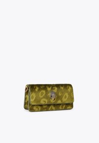 Groene clutch met luipaardprint van gestructureerd materiaal, voorzien van een sluiting met een decoratief handmotief en strakke randen.