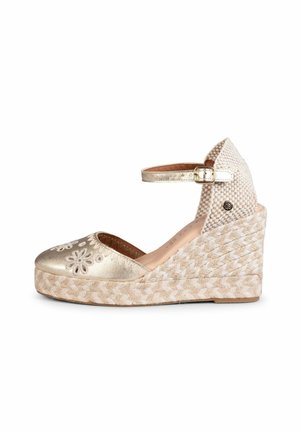 Alpargata cuña beige con plataforma trenzada, bordado floral en la punta y correa de tobillo con hebilla dorada.