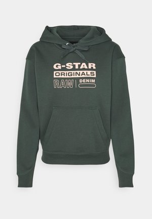 Ciemnozielona bluza z kapturem, kieszenią z przodu i beżowym napisem „G-STAR ORIGINALS RAW DENIM” na piersi.