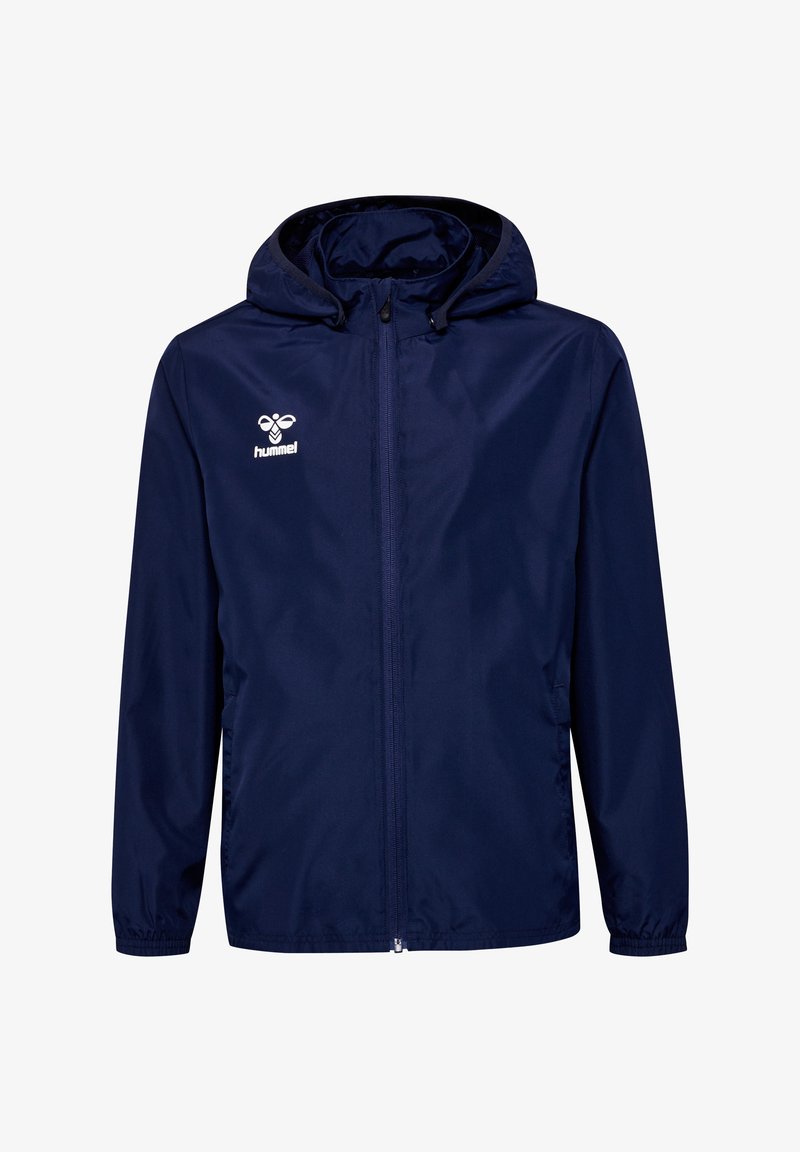 Marine vindjakke med hætte, lynlås foran og elastiske ærmer. Har et hvidt logo på venstre brystområde. Letvægtsmateriale.