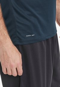 Endurance VERNON S/S - Tekninen t-paita - dark sapphire