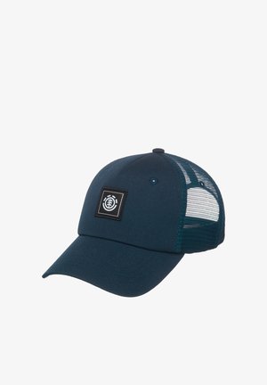 Casquette de baseball bleu foncé avec un dos en filet et un patch carré noir arborant un logo circulaire blanc sur le panneau avant.