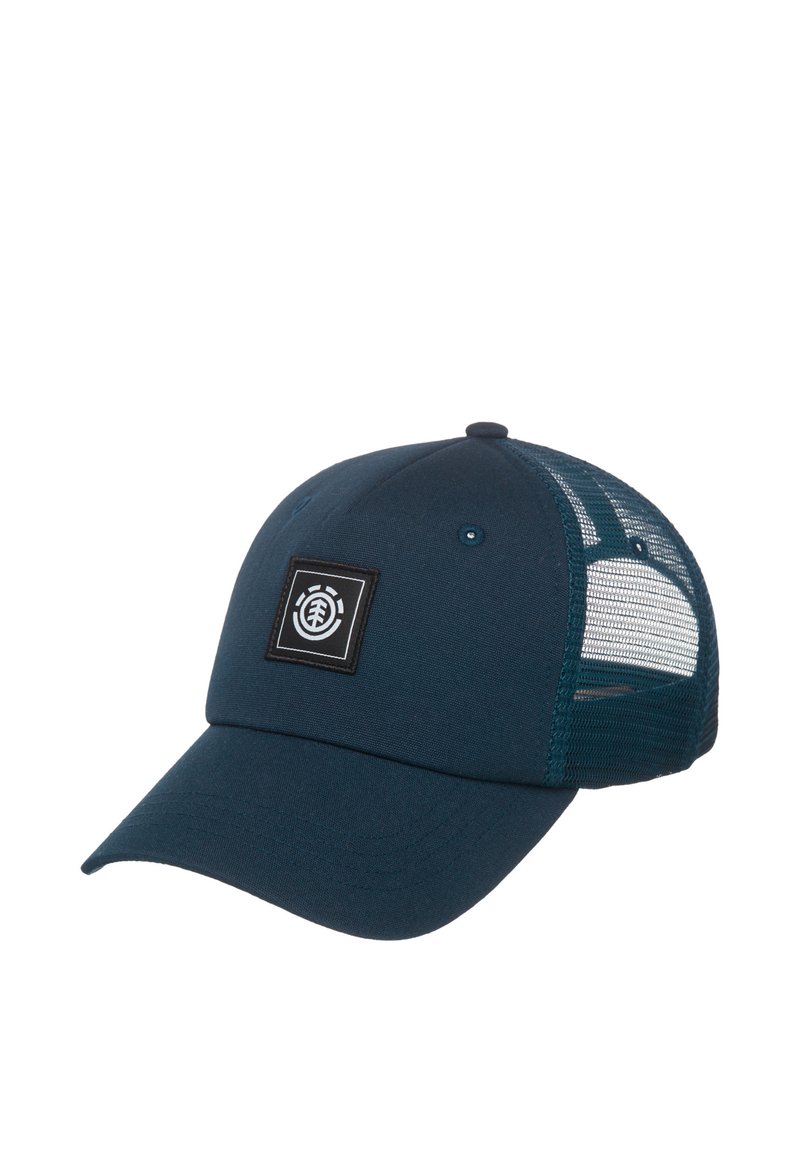 Tmavomodrá šiltovka s meshovým zadným dielom a štvorcovou čiernou nášivkou s bielym kruhovým logom na prednej časti.