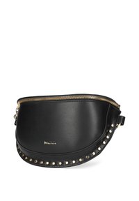 Svart läder crossbody-väska i halv månform med guldblixtlås, guldnitar längs bottenkant och liten guld "MEXX"-logotyp på framsidan.