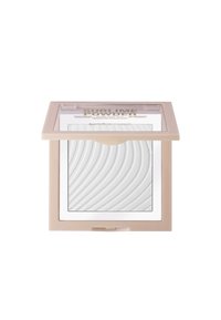 Cipria compatta con polvere bianca texturizzata caratterizzata da motivi ondulati, racchiusa in un coperchio trasparente e base in plastica color beige chiaro.