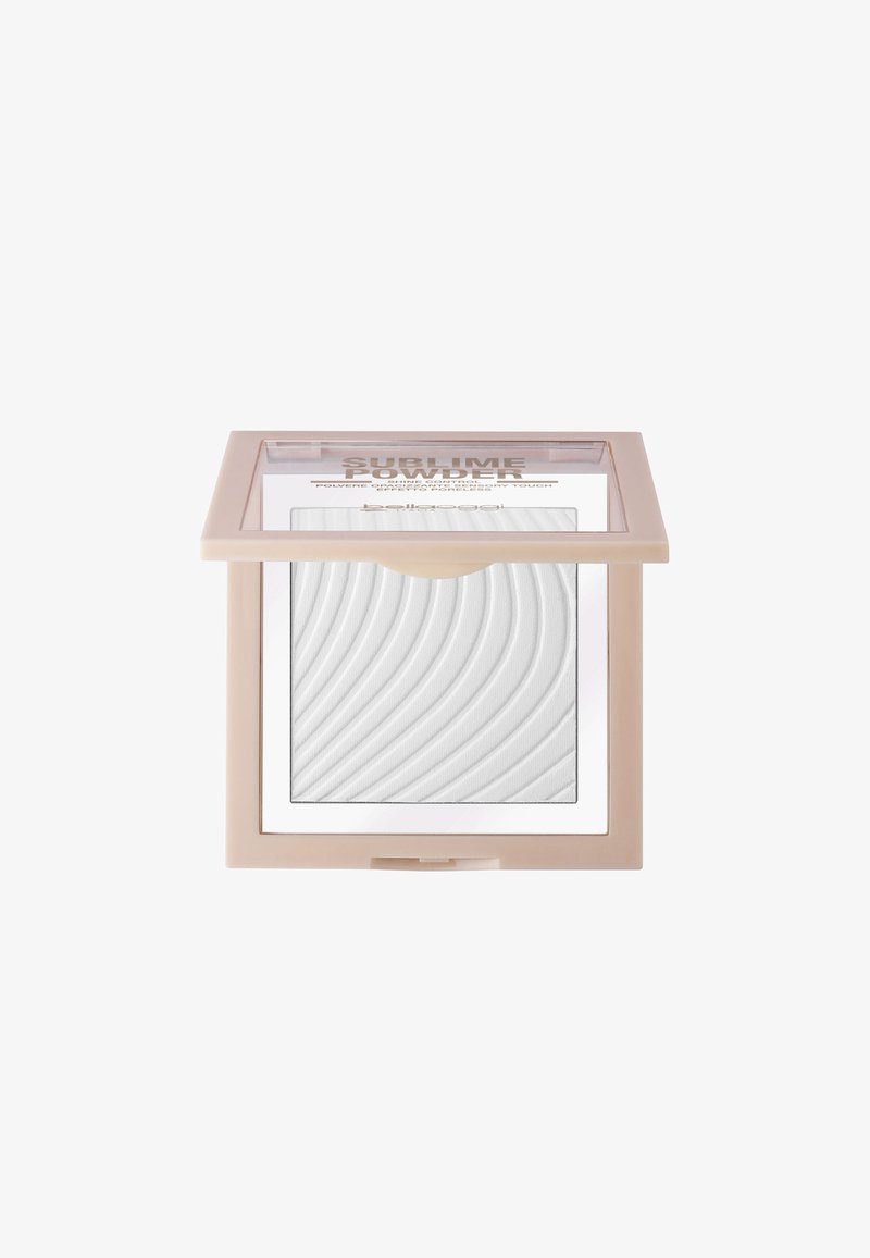 Cipria compatta con polvere bianca texturizzata caratterizzata da motivi ondulati, racchiusa in un coperchio trasparente e base in plastica color beige chiaro.