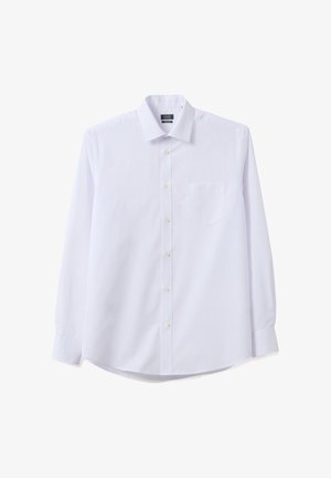 Weißes langärmeliges Hemd mit Knopfleiste, offenem Kragen und Brusttasche, flach auf weißem Hintergrund liegend.