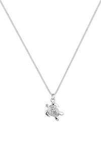 Sølvhalskæde med en skildpaddevedhæng. Skildpadden har detaljerede skal mønstre og hænger fra en tynd, tekstureret kæde.