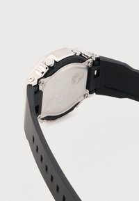 Μαύρο λουράκι ρολογιού από καουτσούκ με μεταλλική ασημί θήκη· διαθέτει υφή στην πίσω πλευρά και μηχανισμό ασφαλούς κλειδώματος για εύκολη εφαρμογή.
