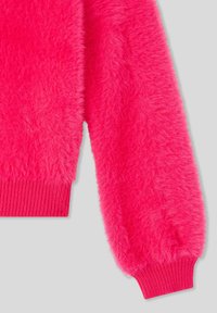 Maglione rosa fuzzy con una texture morbida, polsini a coste e colore vivace. Il tessuto appare morbido e soffice, aumentando il suo fascino tattili.