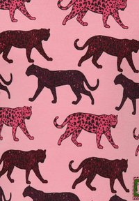 Tessuto a fantasia con leopardi in diverse sfumature di rosa e rosso scuro su uno sfondo rosa chiaro, con pose e consistenze differenti.