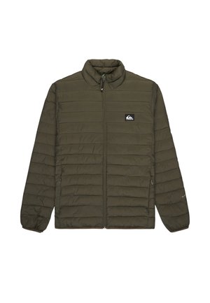 Olivgrüne gesteppte Jacke mit durchgehendem Reißverschluss, hohem Kragen, elastischen Bündchen, seitlichen Taschen und kleinem schwarzem rechteckigem Logo auf der Brust.