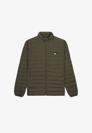 Chaquetón acolchado verde oliva con cremallera frontal completa, cuello alto, puños elásticos, bolsillos laterales y pequeño logo rectangular negro en el pecho.