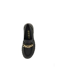 Mocassino nero con tomaia texture e un motivo in rilievo, accentuato da una cintura in oro e un dettaglio del logo. Suola in gomma.