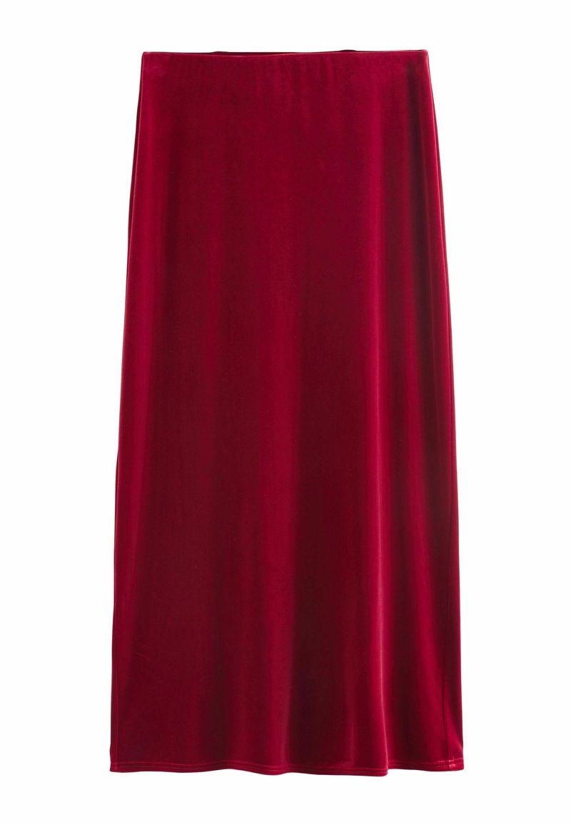 Falda de terciopelo rojo con una silueta recta. Textura suave, hasta los tobillos, con una cinturilla sencilla. Sin patrones ni adornos adicionales.
