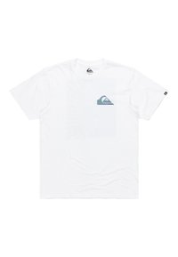 Camiseta blanca de manga corta hecha de algodón, con un pequeño gráfico de ola colorido en el área del bolsillo izquierdo del pecho. Textura suave.