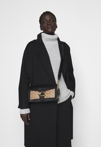 COACH SIGNATURE TABBY - Torba preko tijela - tan black