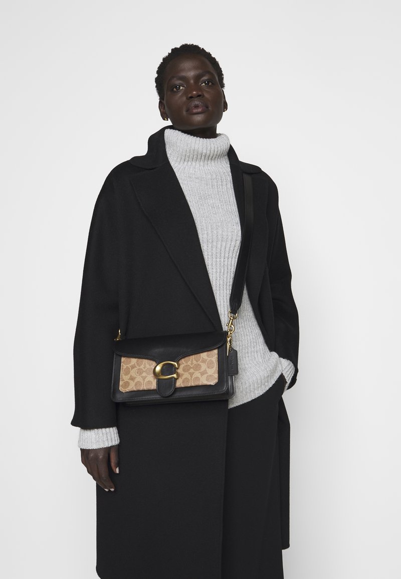 COACH SIGNATURE TABBY - Torba preko tijela - tan black
