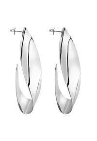 Náušnice ze stříbrného tónu s designem inspirovaným listy, s prohnutými, prodlouženými tvary a leštěnými povrchy odrážejícími světlo.