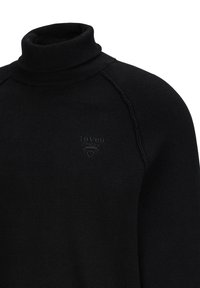 Schwarzer Rollkragenpullover aus weichem Material, mit geripptem Kragen und dezent geprägtem Markenlogo auf der Brust.