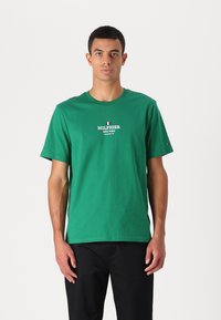 Tommy Hilfiger - TEE UNISEX - Print T-shirt - nouveau green Thumbnail Image 1