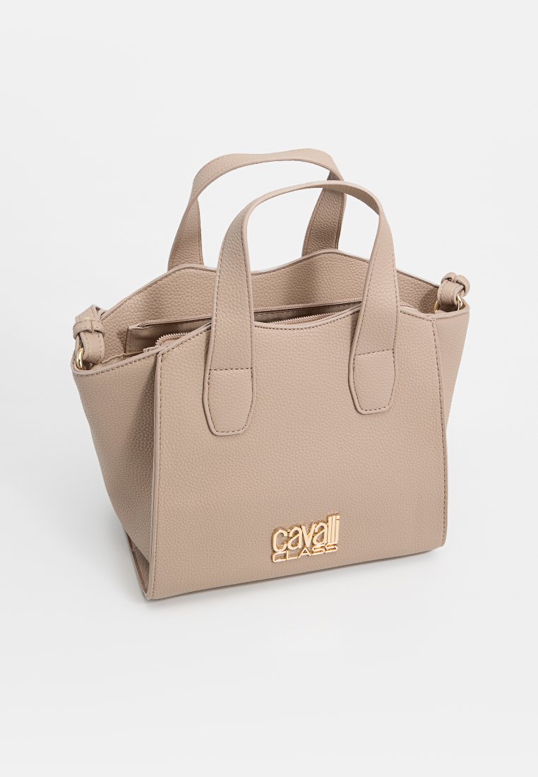 Bolso de mano de cuero texturizado en color beige con dos asas, cierre superior y logotipo dorado "cavalli CLASS" en el frente.