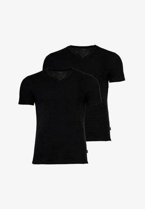 Twee zwarte V-hals T-shirts met korte mouwen in maat medium, iets versprongen gestapeld tegen een witte achtergrond.