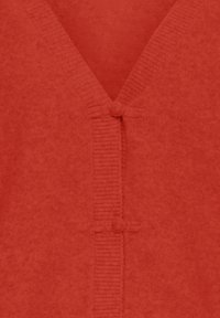 Cardigan rosso realizzato in tessuto morbido, con scollo a V, bordi a costine e due bottoni decorativi lungo la chiusura frontale.