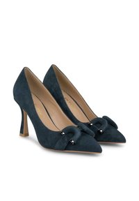 Décolleté in camoscio blu navy con tacco alto e punta affusolata, progettate con un fiocco decorativo e accenti metallici sulla parte frontale.