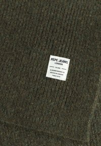 Tejido texturizado verde con diseño acanalado, que presenta una etiqueta blanca con la inscripción "PEPE JEANS LONDON" y detalles adicionales de la marca.
