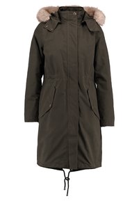 Parka verde oliva con capucha de piel sintética, cierre frontal de botones, dos bolsillos laterales, cintura ajustable con cordón y mangas largas. Acabado de tela texturizada.
