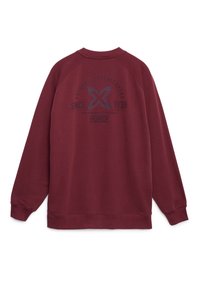 Felpa bordeaux con colletto rotondo e maniche lunghe raglan, caratterizzata da una stampa grafica sul retro con dettagli di testo e logo.