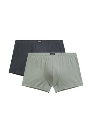 Dwie pary męskich bokserek, jedna w ciemnoszarym, druga w jasnoszarym kolorze, obie z elastycznymi pasami w talii i małą metką "Atlantic" umieszczoną na środku z przodu.