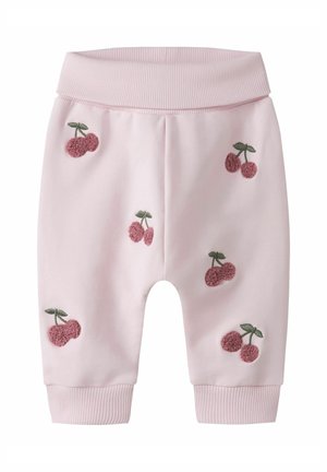 Pantalon pour bébé rose clair avec taille et poignets côtelés, décoré d'une broderie texturée de cerises rose foncé et de feuilles vertes.