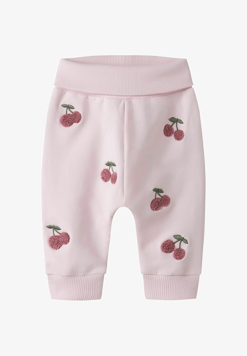 Pantalon pour bébé rose clair avec taille et poignets côtelés, décoré d'une broderie texturée de cerises rose foncé et de feuilles vertes.