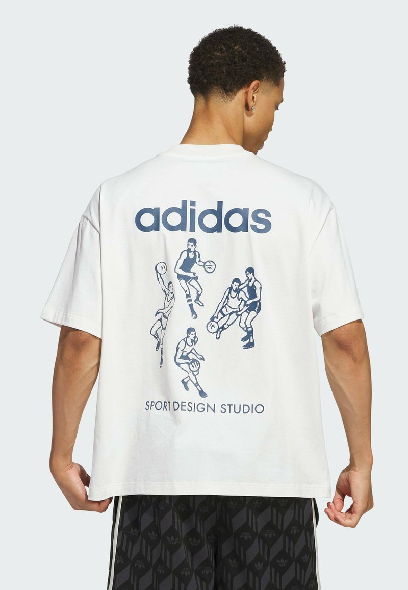 Bílý bavlněný tričko s modrými ilustracemi basketbalistů na zádech, s texty "adidas" a "SPORT DESIGN STUDIO".