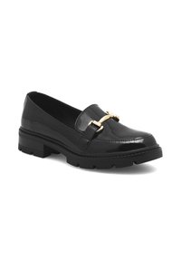 Loafers din piele sintetică neagră, cu talpă groasă și un accent din hardware de culoare aurie pe curea frontală. Textură netedă și lucioasă pe întreaga suprafață.