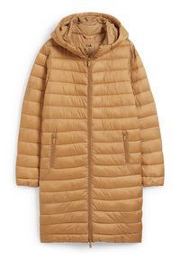 Abrigo acolchado color beige con capucha, diseño acolchado horizontal, cierre frontal con cremallera y dos bolsillos laterales. Tejido suave y ligero.