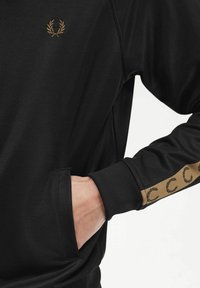 Fred Perry CONTRAST TAPE - Træningsjakke - piedra sombreado