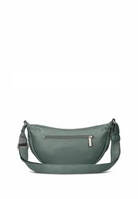 Bolso de hombro de cuero verde con forma curveada, correa ajustable y bolsillo con cremallera en la parte delantera. Presenta una textura suave y acentos en hardware plateado.