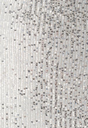Zilveren paillettenstof met rijen glanzende, ronde pailletten in verschillende tinten, die zorgen voor een gestructureerd en reflecterend oppervlak.
