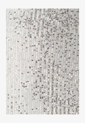 Silberner Paillettenstoff mit Reihen von glänzenden runden Pailletten in unterschiedlichen Farbtönen, die eine strukturierte und reflektierende Oberfläche schaffen.