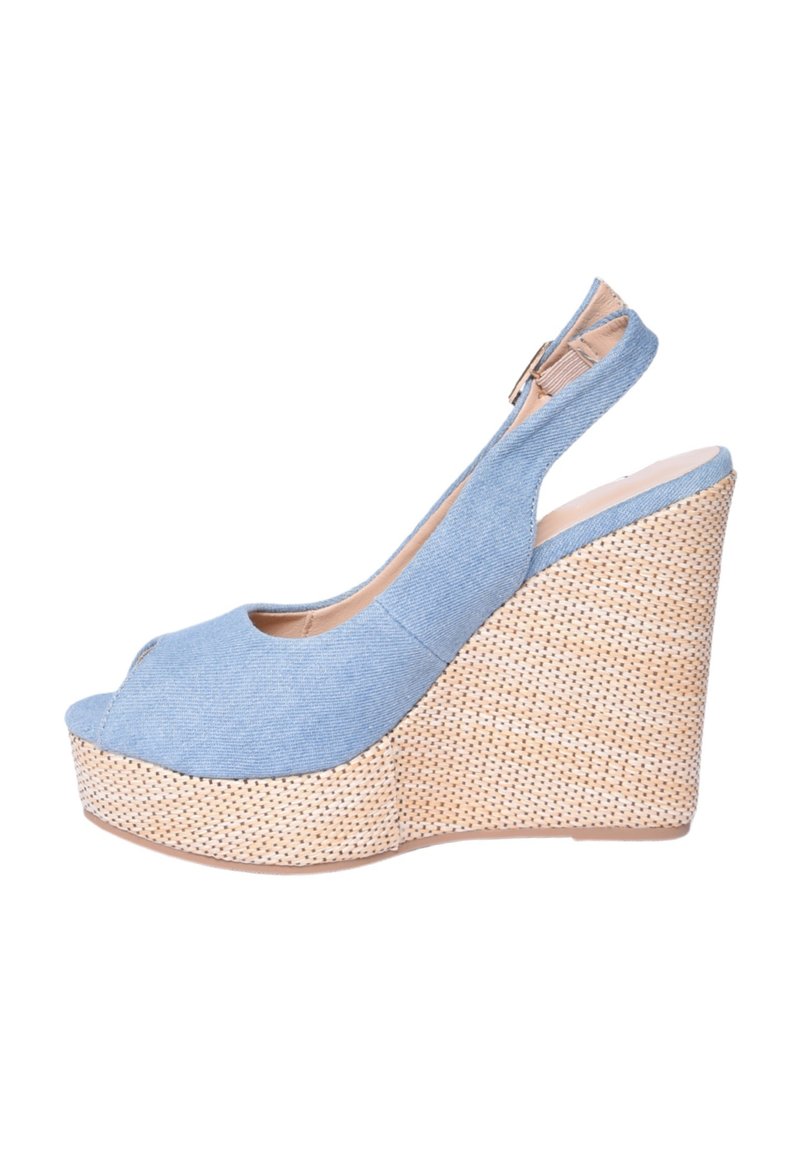 Sandal con zeppa a slitta in denim blu, con punta aperta, piattaforma in stile espadrille intrecciato e cinturino alla caviglia regolabile.