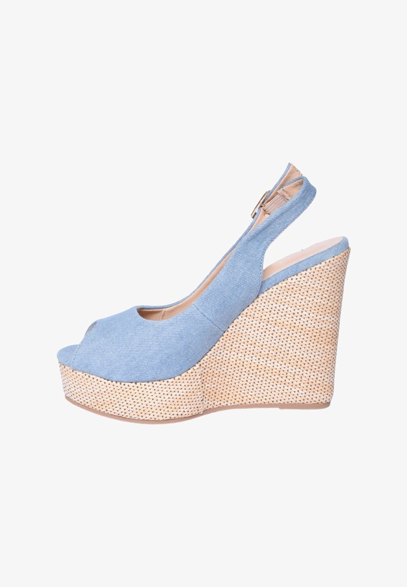 Sandal con zeppa a slitta in denim blu, con punta aperta, piattaforma in stile espadrille intrecciato e cinturino alla caviglia regolabile.