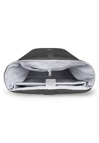 Sac à ordinateur portable gris avec un dessus arrondi, doublure intérieure douce, poche zippée et bandoulière réglable pour un rangement et une organisation sécurisés.