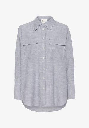 Prugasta srajca z gumbom v modri in beli barvi. Ima klasičen ovratnik, dva žepa na prsih ter dolge rokave z gubanimi zapestji.